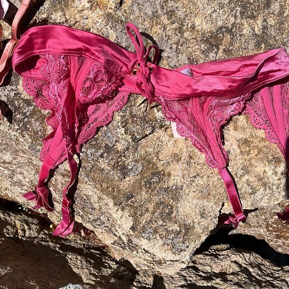 Victoria’s Secret Garters - Picture 9 of 11